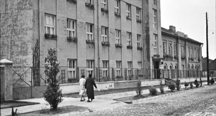 Historia: Dyrektor był bezradny wobec „stosuneczków”