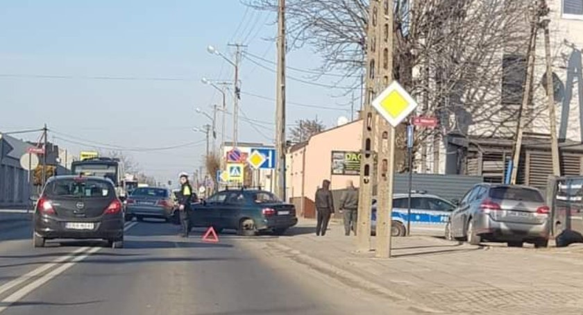 Narutowicza: Kierowca zatrzymał się przed przejściem, ten za nim nie wyhamował. I uciekł z miejsca kolizji