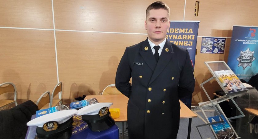 II LO. Druga edycja Targów Edukacyjnych. Kilkanaście stoisk i żołnierze Marynarki Wojennej