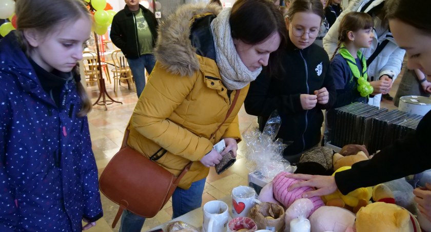 Miejski Dom Kultury. Koncert Charytatywny na leczenie Amelki Fajkowskiej. Atrakcji było mnóstwo