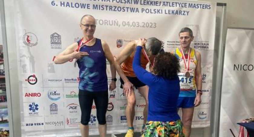 Piotr Płoskoński ze Strzałkowa pobiegł w 32. Halowych Mistrzostwach Polski Masters w Toruniu. Wrócił z medalami