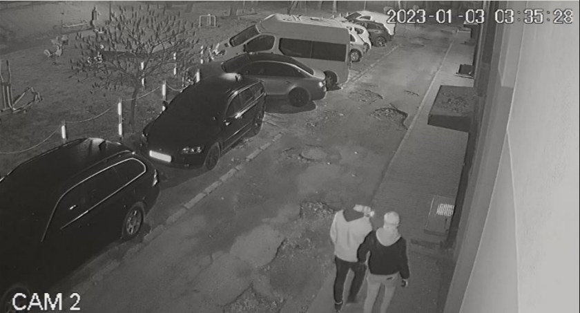 Namalowali swastykę na jednym z bloków w Radomsku. Policja prosi o pomoc w ujęciu sprawców