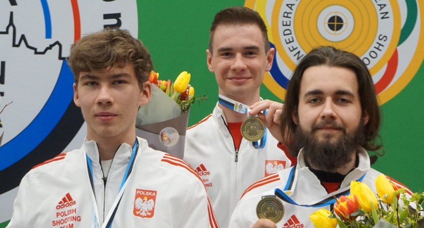 Wiktor Blada Klubu Strzeleckiego 10-tka z kolegami z reprezentacji Polski brązowym medalistą Europy