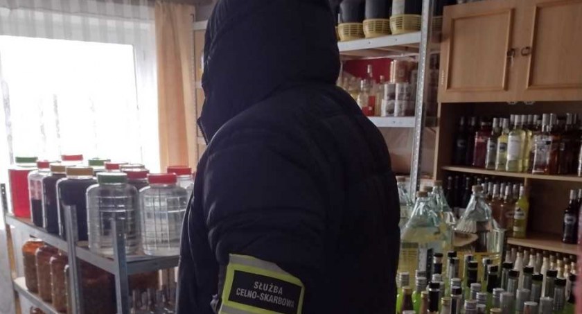 Funkcjonariusze KAS i KPP zlikwidowali  nielegalną produkcję alkoholu. W bagażniku było 20 butelek. To był początek