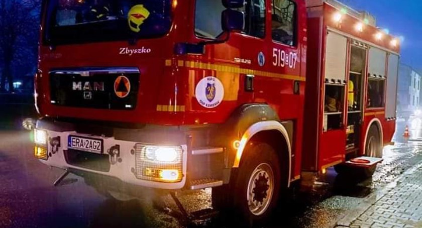 Strażacy z OSP Kamieńsk wysłani na ulicę Kusocińskiego. Mieli otworzyć drzwi 