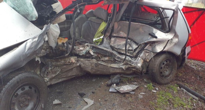 Śmiertelny wypadek w Dobryszycach. Zderzyły się dwa samochody osobowe