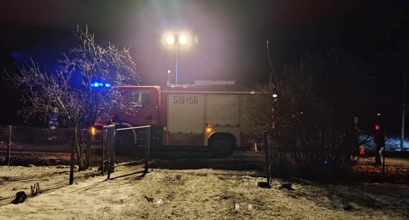 Wiewiórów, gmina Lgota Wielka. Silny wiatr uszkodził dach. Wezwano strażaków 