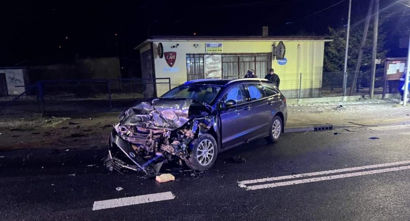 Gmina Kamieńsk. Zderzenie dwóch samochodów osobowych. Poszkodowane dwie osoby 