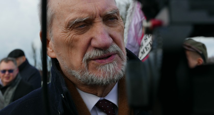 Nowak: Jak nie chwycił przekaz o jedzeniu robali, trzeba ratować papieża [Komentarz]