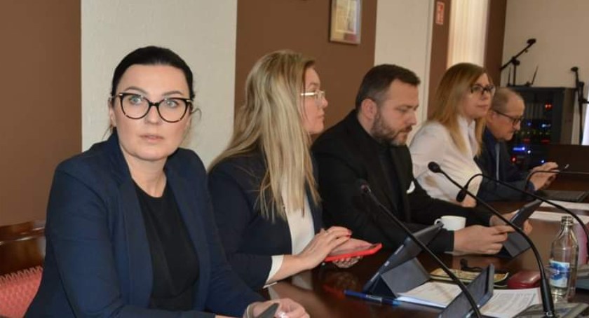 Plan oszczędnościowy dla powiatu: wystarczy tylko się pochylić i już można znaleźć dwa miliony