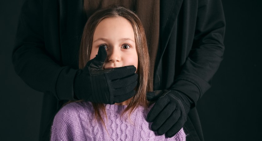 Urząd ostrzega: obcy zaczepiają dzieci po szkole. Lepiej niech wracają do domu w grupach