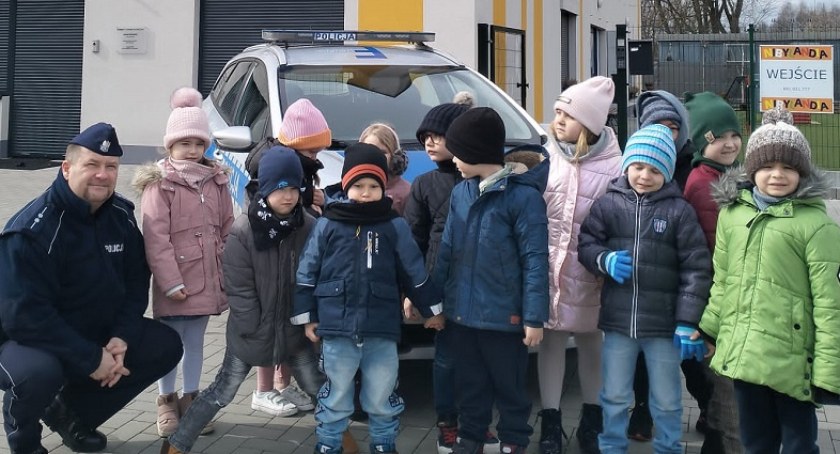 Policjanci odwiedzili dwa radomszczańskie przedszkola. Aspirant Kropisz: - Gdy dziecko poczuje zagrożenie, powinno uciekać
