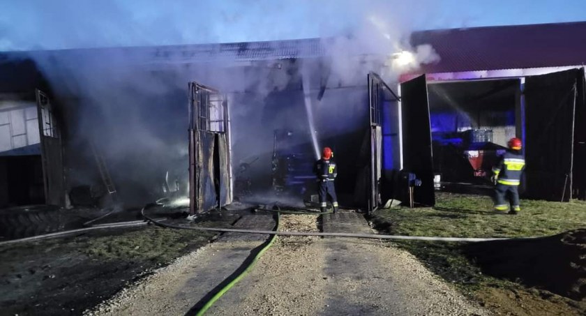 Miejscowść Posadówka w gminie Kobiele Wielkie. Pożar warsztatu samochodowego i auta ciężarowego