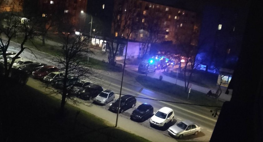 [WIDEO] 90-letnia radomszczanka zasłabła. Była sama w domu. Na miejsce wysłano pogotowie ratunkowe i straż pożarną
