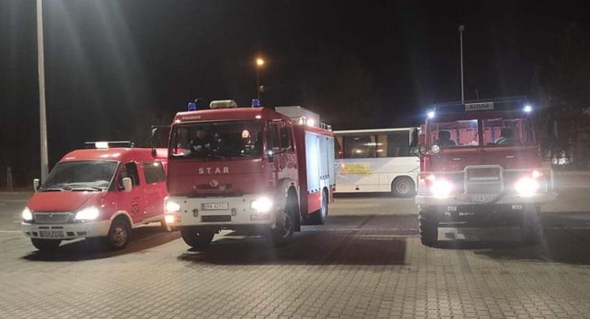 Najpierw gasili pożar suchej trawy. Potem trzeba było zająć się plamą oleju na skrzyżowaniu 