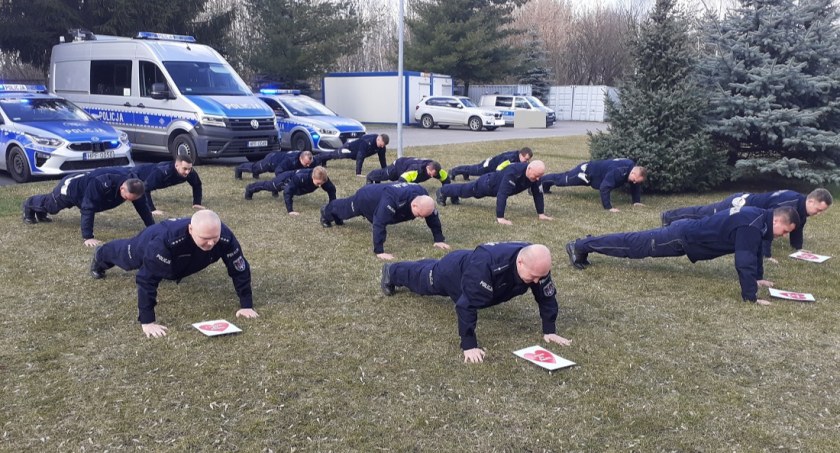 [WIDEO] Policjanci podjęli wyzwanie: - Niech każda złotówka pomoże walecznej Amelce