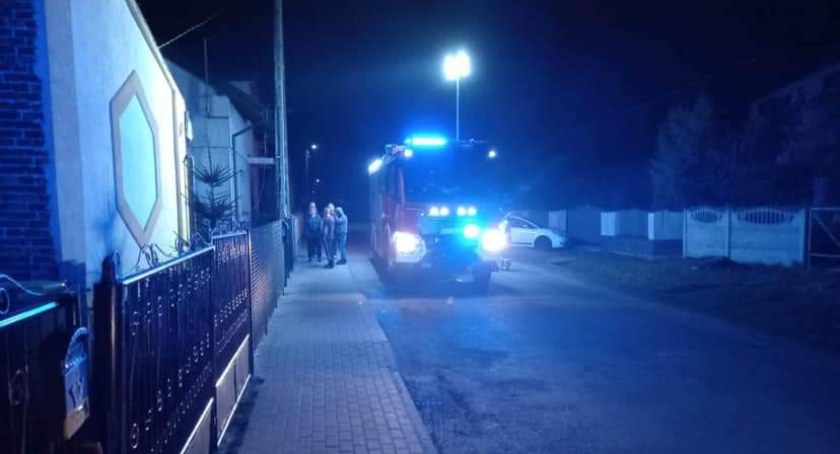 Piaszczyce, gmina Gomunice. W jednym z domów doszło do pożaru sadzy 