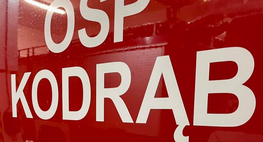 Strażacy z OSP Kodrąb gasili pożar sadzy w kominie w jednym z domów w Gosławicach 