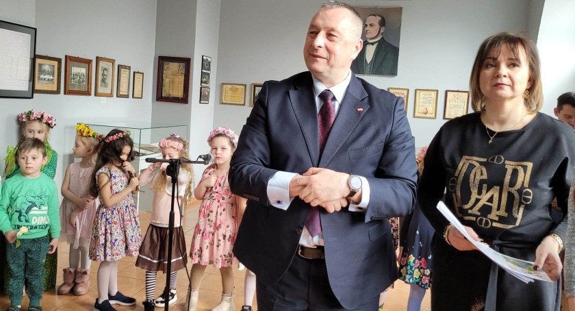 [ZDJĘCIA] Pożegnanie zimy w Muzeum Regionalnym. Dzieci przygotowały kukłę Marzanny, żeby ją utopić i pożegnać zimę