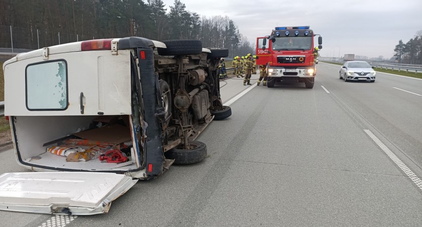 Autostrada A1, Kamieńsk: Zderzenie dwóch samochodów. 24-latek, ze zmęczenia, zasnął za kierownicą