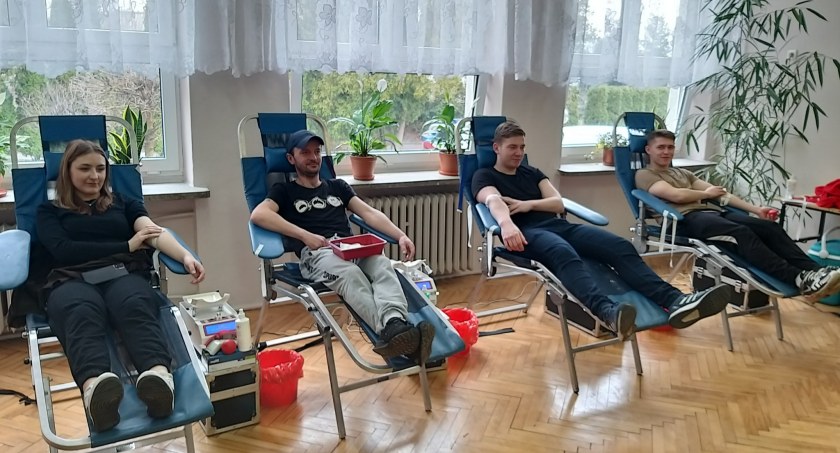 ZSP Kamieńsk. Oddali 27 litrów krwi dla Patrycji Górnej i Dariusza Strzeleckiego, którzy mieli groźny wypadek