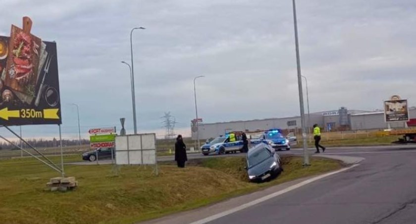 22-latek wjechał na rondo, a potem do... rowu. Młody kierowca został przez policjantów pouczony