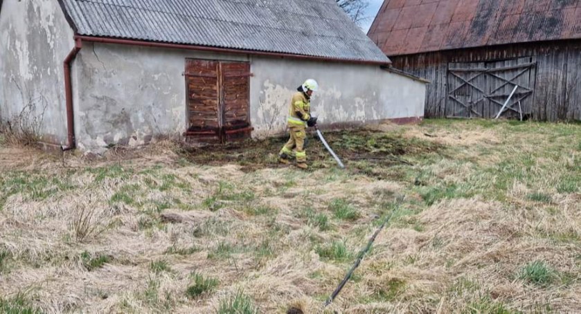 Zrąbiec, gmina Kobiele Wielkie. - Pożar trawy, zagrożone są budynki - usłyszeli strażacy 