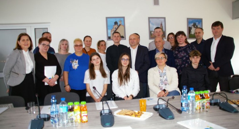 [ZDJĘCIA] Wójt Roman Radczyc nagrodził najlepszych sportowców w gminie Radomsko. To lekkoatleci, strzelcy i ciężarowcy