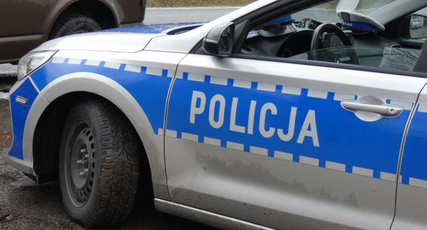 Pijana 42-latka za kierownicą peugeota. Kobieta uderzyła w forda, a potem jechała wprost na przejazd kolejowy