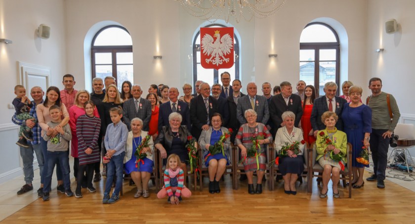 Sześć par z Radomska odebrało gratulacje i życzenia z okazji Złotych Godów, czyli 50 lat małżeństwa