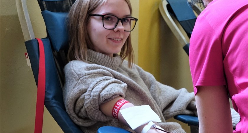 Drzewniak. Młoda Krew Ratuje Życie. 50 uczniów i nauczycieli oddało krew. Rozpoczął się Tydzień Zdrowia