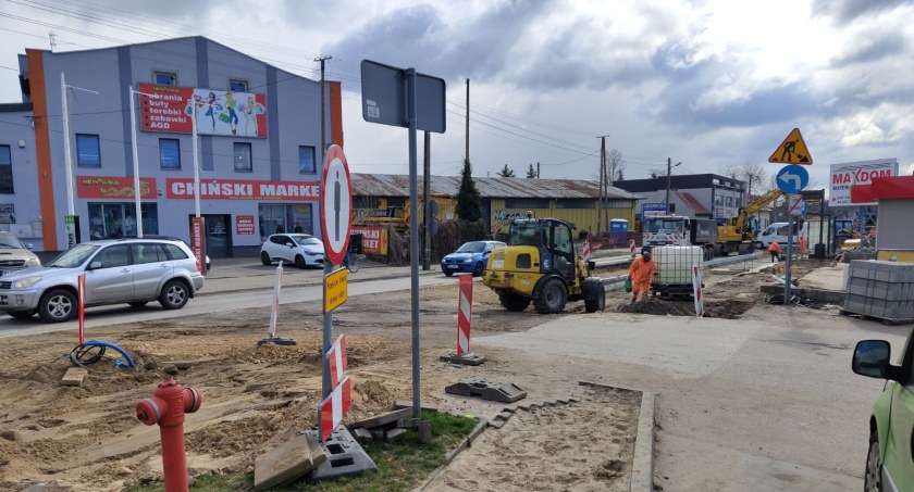 Właściciele sklepów przy Krasickiego: - Zadzwonili ze starostwa, że zamkną nam drogę. A my już mamy coraz mniej klientów