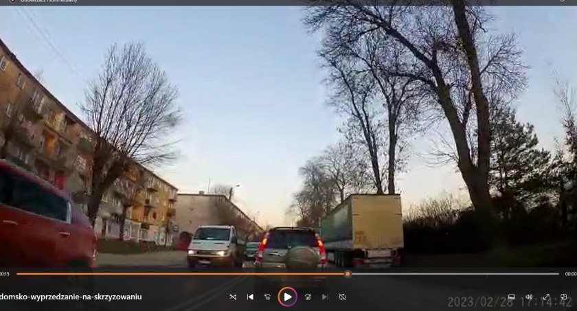 [WIDEO] Radomszczanka wyprzedzała na skrzyżowaniu i podwójnej ciągłej. Policjanci ją znaleźli i ukarali