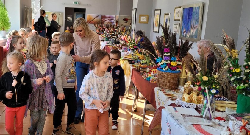 [ZDJĘCIA] W muzeum wielkanocny klimat. Dzieci zachwycone kolorowymi palmami i puchatymi barankami