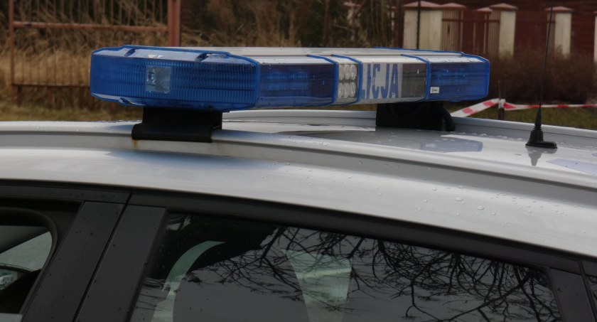 19-latek przyjechał do bankomatu w środku nocy. Zachowywał się nerwowo, więc policjanci postanowili sprawdzić o co chodzi