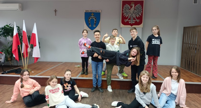 Kolejna sekcja taneczna w GOKiS w Wielgomłynach. Grupa nie ma jeszcze nazwy, ale już ostro trenuje krakowiaka