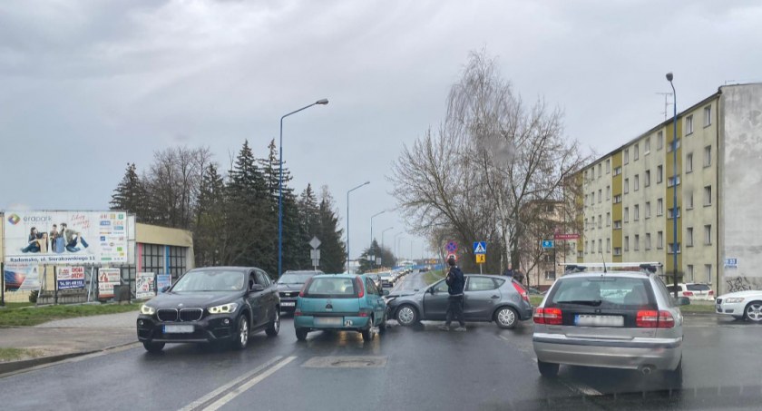 Skrzyżowanie Brzeźnickiej z Batorego. Zderzenie dwóch samochodów osobowych
