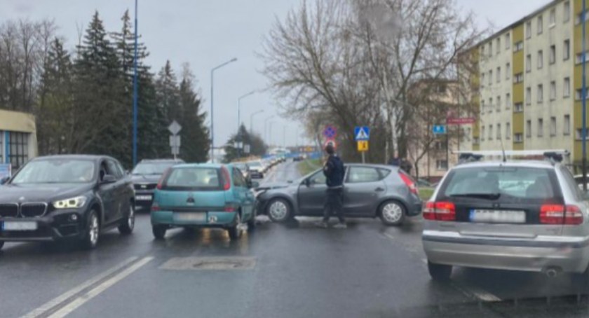 Zderzenie na skrzyżowaniu Brzeźnickiej z Batorego. 36-latka nie ustąpiła pierwszeństwa 31-latkowi 