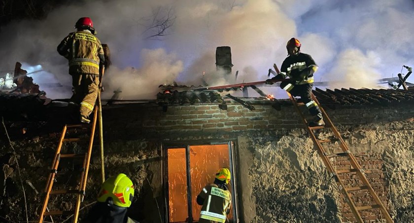 Włodzimierz, gmina Kamieńsk. Palił się dach niezamieszkałego budynku. W akcji kilka zastępów straży 