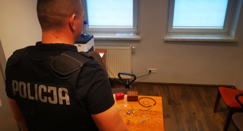 Gmina Ładzice. 30-latek kradł biżuterię i ukrywał w głośniku. Grozi mu do 5 lat więzienia 