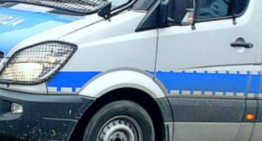 Policjanci zatrzymali volkswagena i poprosili kierującą, żeby dmuchnęła w alkomat. Kobieta wiozła dwoje dzieci 