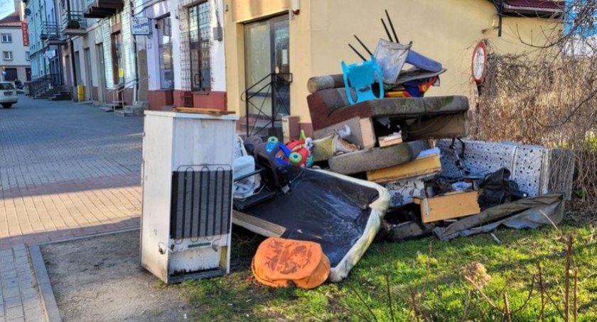 Rupiecie straszą przy głównej ulicy. Czyżby ktoś robił wiosenne porządki? Tylko nie wie, co się robi ze śmieciami?