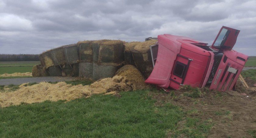 Krzywanice, gmina Lgota Wielka. Samochód ciężarowy blokuje drogę. Kierowca odniósł obrażenia 