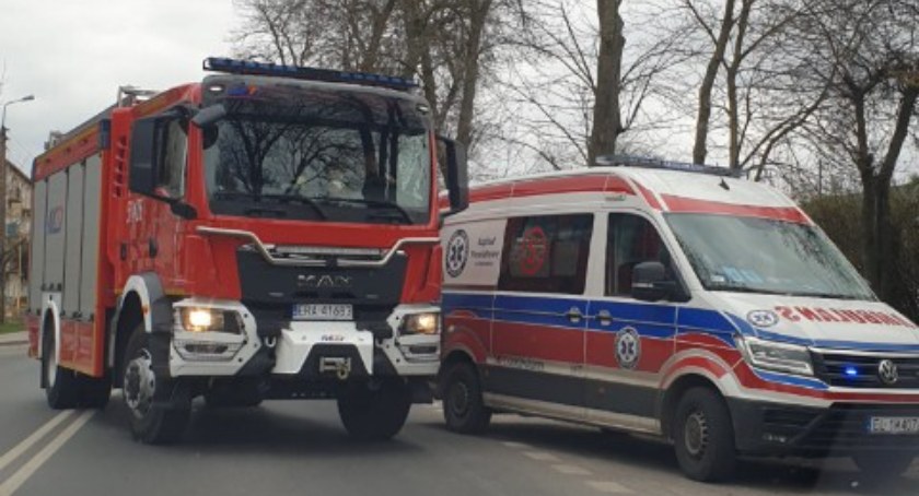 Brzeźnicka. Wiozła siostrę do szpitala. W drodze kobieta miała kolejny atak. 61-latka była reanimowana na ulicy