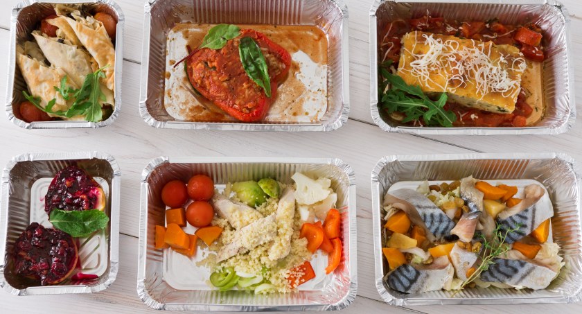 Czy catering 2100 kalorii to dobry wybór? Dieta pudełkowa 2100 kcal - zobacz jadłospis, przepisy i efekty
