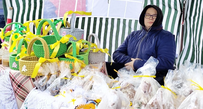 [ZDJĘCIA] II Powiatowy Kiermasz Wielkanocny. Na parkingu przed starostwem tłoczno i świątecznie
