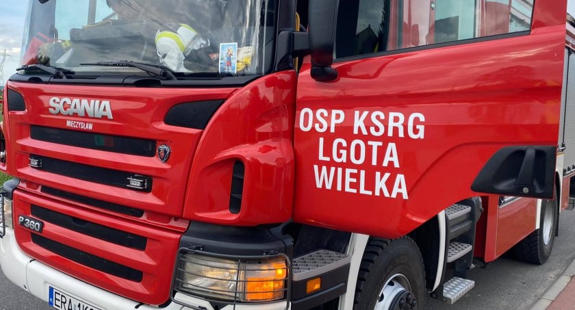 Miejscowość Długie, gmina Lgota Wielka. Pożar warsztatu. Na miejscu dziesięć jednostek straży pożarnej