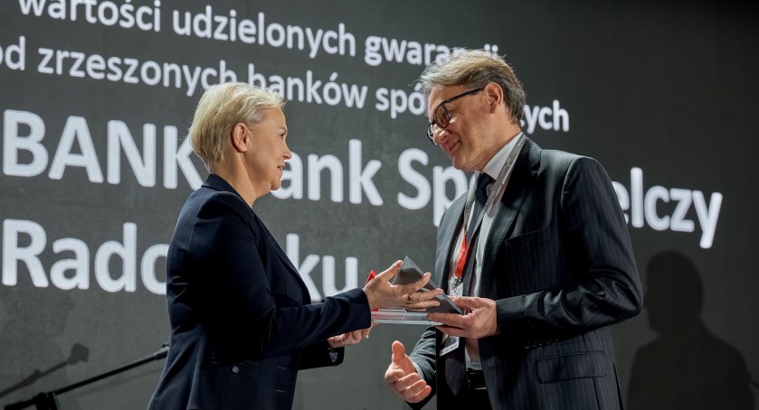 ESBANK ze statuetką lidera Gwarancji de minimis BGK. Statuetkę odebrał wiceprezes Paweł Braszczyński