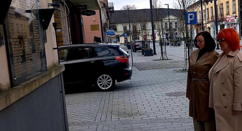 Edyta Sapis-Drozdek i Agnieszka Żołdak z radomszczańskiego PiS-u uczciły 13. rocznicę katastrofy smoleńskiej