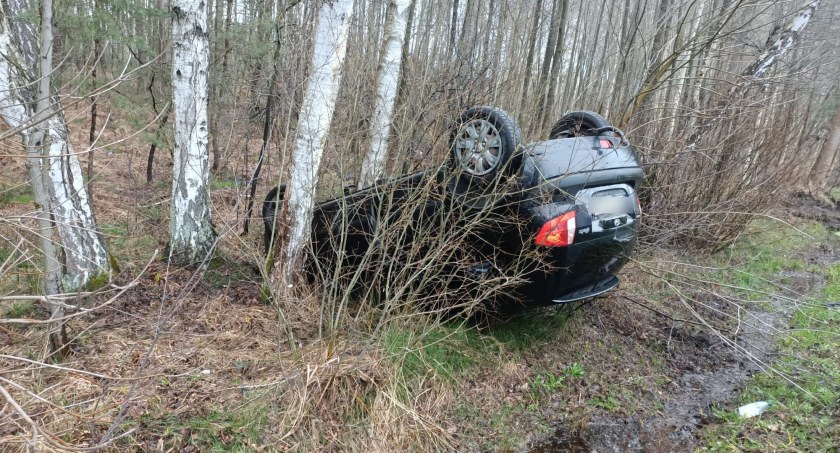 Gmina Kamieńsk. Samochód osobowy wypadł z drogi i dachował. Za kierownicą młoda kobieta